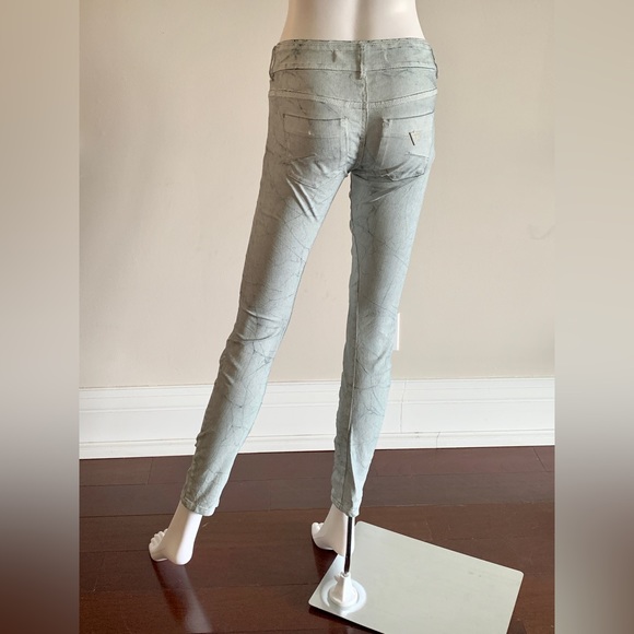 NWOT Guess Jeans in Distressed - Picture 4 of 7